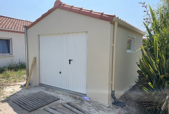 Garage en béton enduit 2 pentes